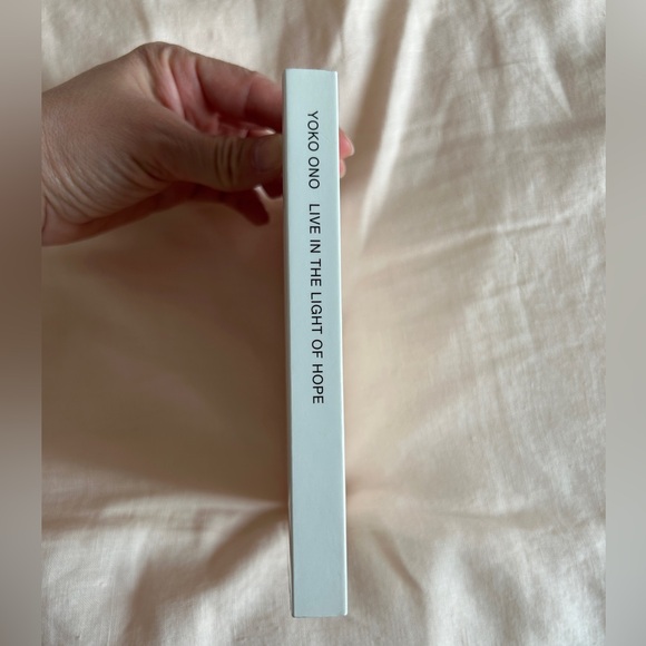 Yoko Ono Live in the Light of Hope Bakhåll paperback 2018 - Picture 4 of 7